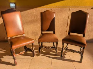 Comedor redondo antiguo de madera y sillas de cuer