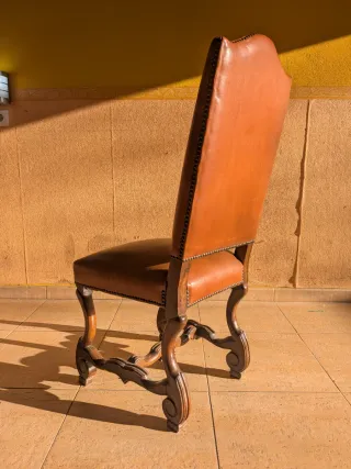 Comedor redondo antiguo de madera y sillas de cuer