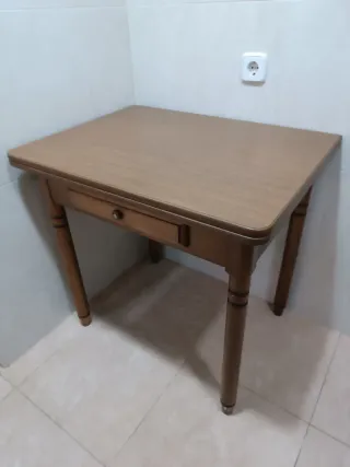 Mesa de madera marrón con cajón