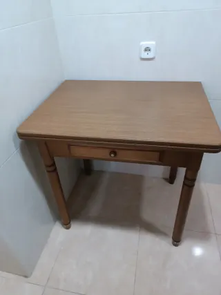 Mesa de madera marrón con cajón