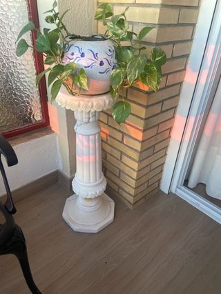 Columna de mármol tallada