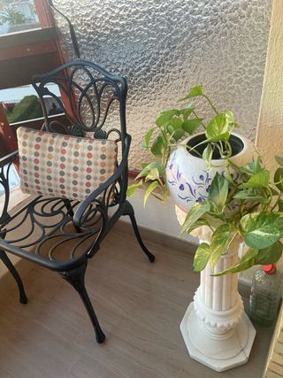 Columna de mármol tallada