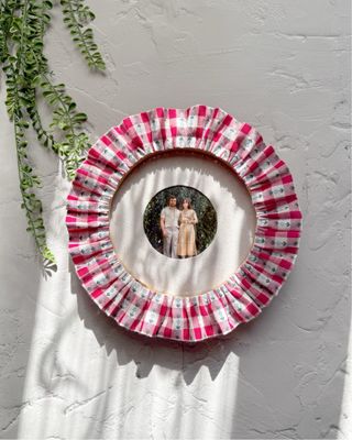 Moldura de madeira com folhos