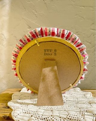 Moldura de madeira com folhos