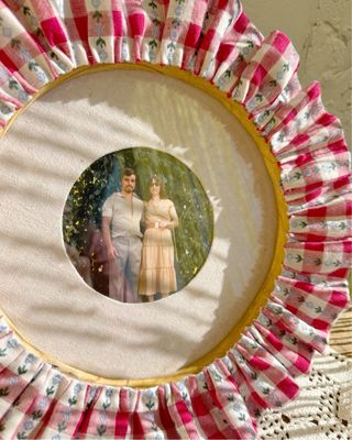 Moldura de madeira com folhos