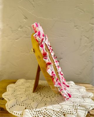 Moldura de madeira com folhos