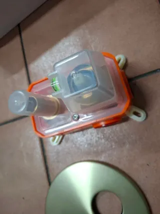 Grifería empotrable ducha oro cepillado