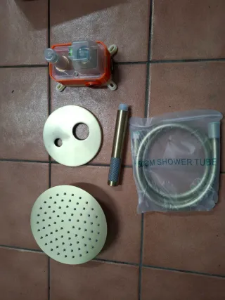 Grifería empotrable ducha oro cepillado