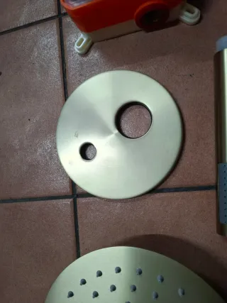 Grifería empotrable ducha oro cepillado