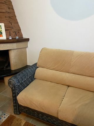 Sofá beige y marrón