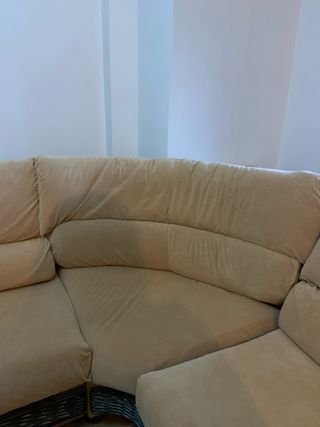 Sofá beige y marrón