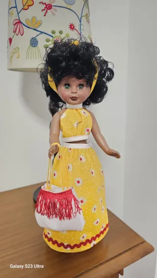 Muñeca Kika Mulata Vestido Amarillo