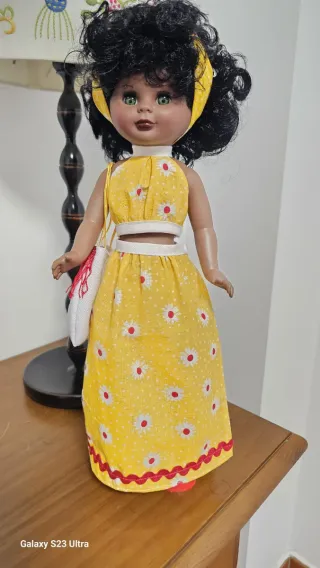 Muñeca Kika Mulata Vestido Amarillo
