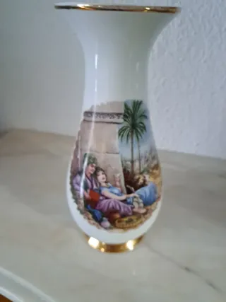 Jarrón de cerámica con escena oriental