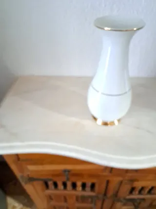 Jarrón de cerámica con escena oriental