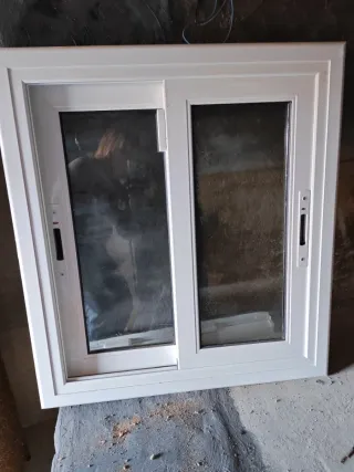 Ventana aluminio blanca con mosquitera