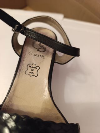 Sandalias tacón bajo Guess R