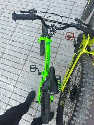 Bicicleta infantil marca monty  verde flúor