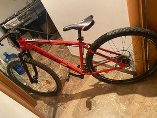 Bicicleta de montaña roja