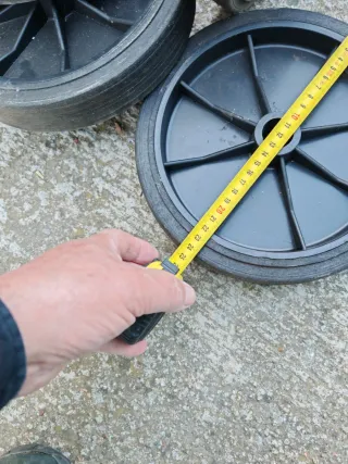 Ruedas 250mm de diámetro.