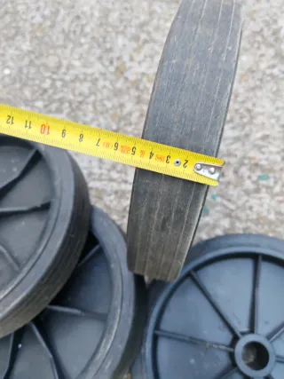 Ruedas 250mm de diámetro.