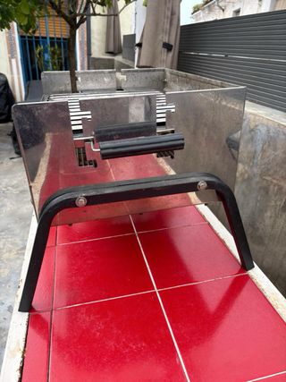 Barbacoa metálica negra y plateada