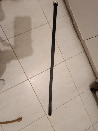 Cinturón negro hebilla plateada