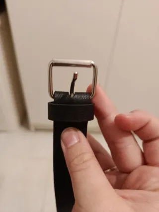 Cinturón negro hebilla plateada