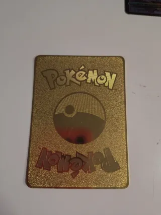 Cartas Pokémon Mewtwo y una metalica