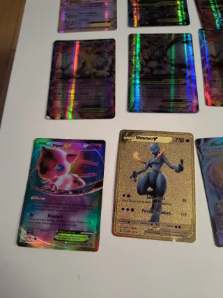 Cartas Pokémon Mewtwo y una metalica