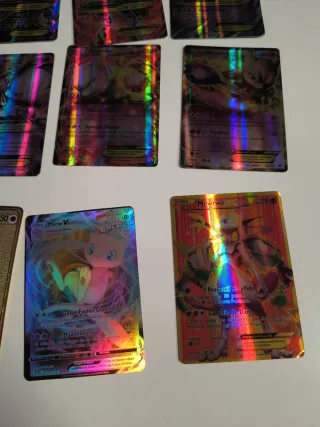 Cartas Pokémon Mewtwo y una metalica