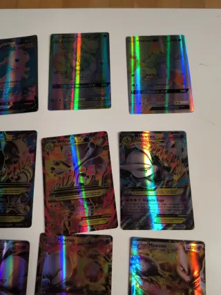 Cartas Pokémon Mewtwo y una metalica