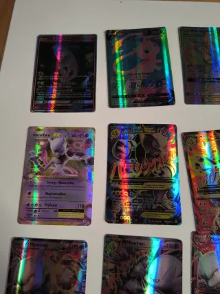 Cartas Pokémon Mewtwo y una metalica