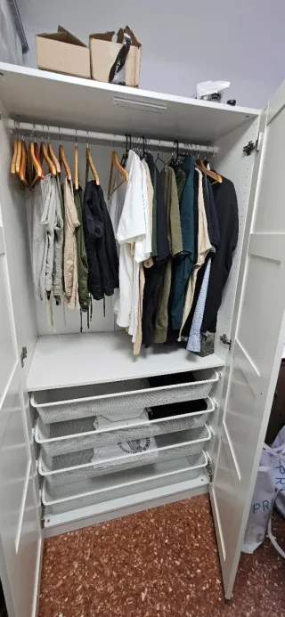 Armario IKEA blanco.