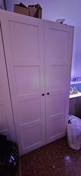 Armario IKEA blanco.