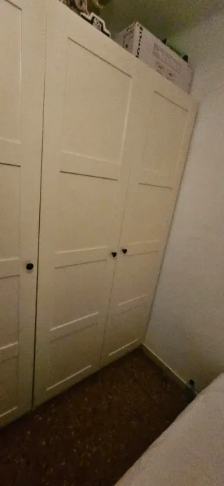 Armario IKEA blanco.