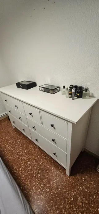 Armario IKEA blanco.