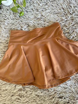 Falda deportiva Alo Yoga marrón claro