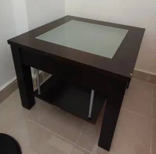 Mesa de madera y cristal