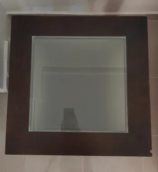 Mesa de madera y cristal