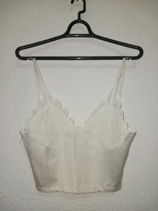 Zapatos de tacón beige y dorado