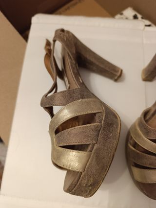 Sandalias de tacón marrón y dorado
