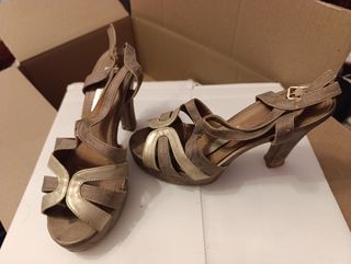 Sandalias de tacón marrón y dorado