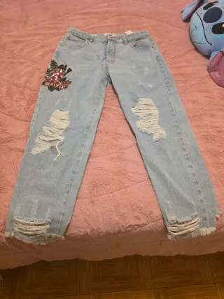 Pantalón vaquero XL con rotos y bordado