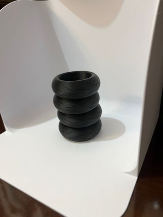 Porta penne a forma di gomma moto