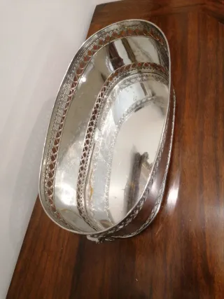 Jardinera ovalada de metal plateado