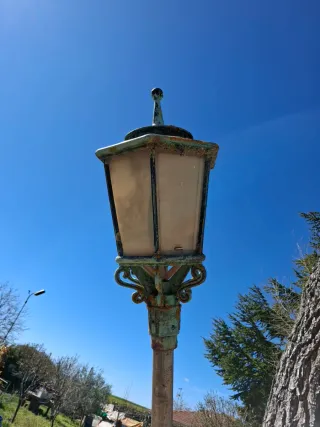 Farola antigua de metal y cristal