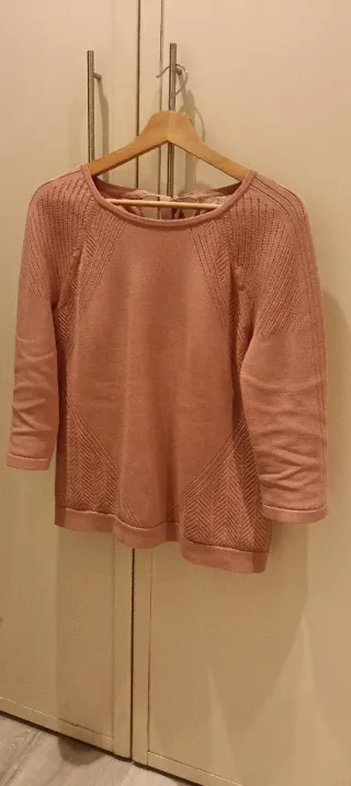 Jersey rosa de punto con detalles. Un uso