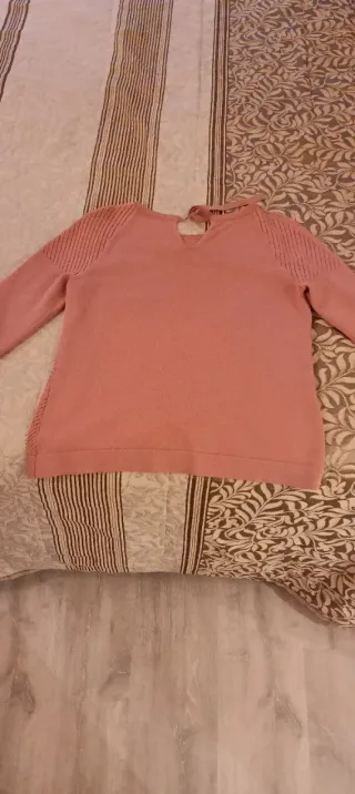 Jersey rosa de punto con detalles. Un uso