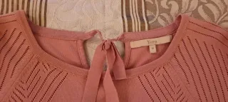 Jersey rosa de punto con detalles. Un uso